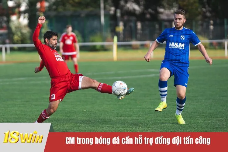 CM trong bóng đá cần hỗ trợ đồng đội tấn công